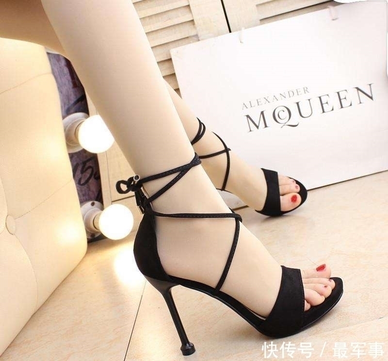 一字扣 女孩都对高跟凉鞋情有独钟,增添几分美感