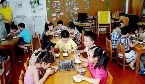 妈妈|女儿上幼儿园后一回家就喊饿,看到辞职老师晒午餐,宝妈不淡定了
