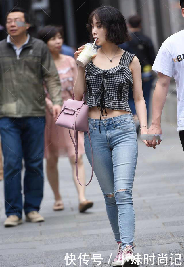 帆布鞋|街拍:破洞牛仔裤加粉色帆布鞋,变得精致并瞬间提升你的格调