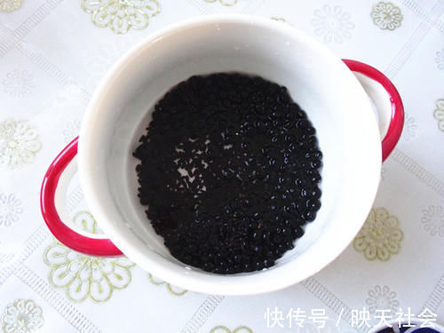 米糊|女人常吃这三黑,强过生发剂,不怕头发大把掉,还能促进头发生长