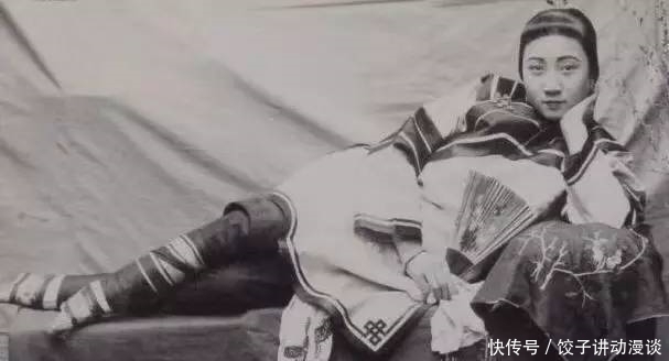 清末|清朝老照片:大臣们排队上朝,撑着花雨伞的格格真漂亮!