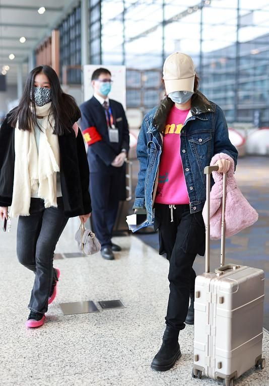 手拎包 马伊琍年后带女走机场,爱马胖太多变眯眯眼,拎大牌包穿貂大变样