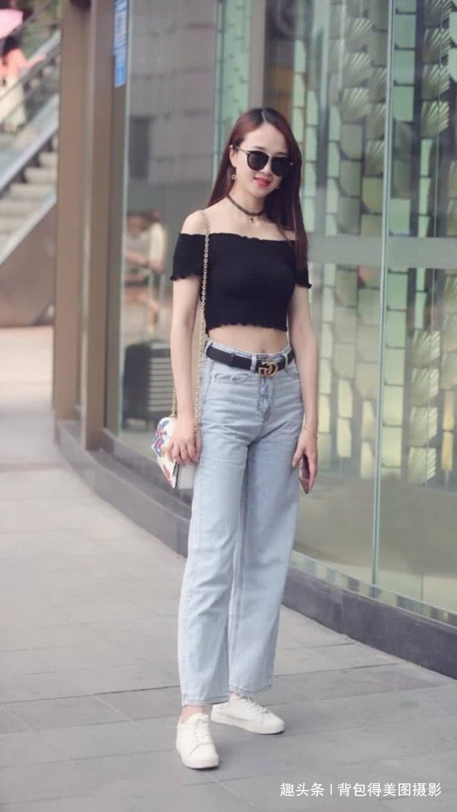  休闲|路人街拍，小姐姐休闲牛仔裤搭配黑色一字肩，街头风十足