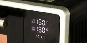 花生米不用水煮,撒点盐泡一下,比油炸得更好吃,咸香酥脆