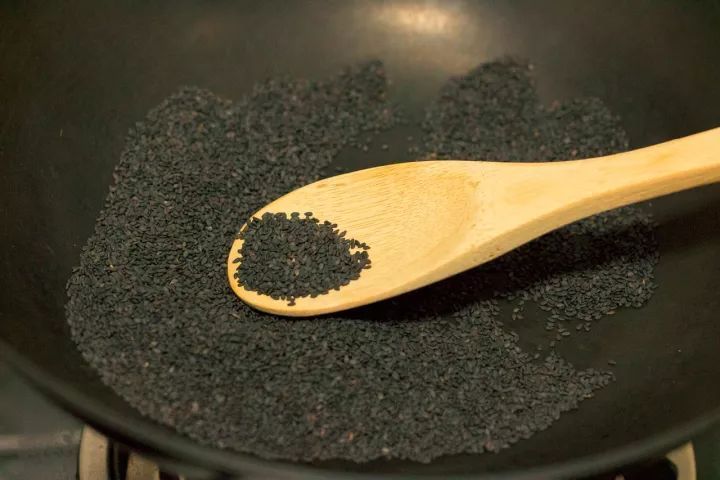 黑芝麻|补药一堆不如黑芝麻一勺！黑芝麻的最佳吃法，真正补肾补脾补元气