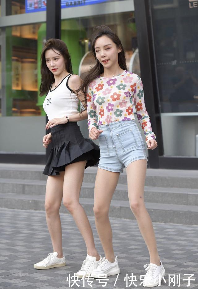 黑色短袖VS蓝色短裤,让美女与闺蜜展现“优美舞姿”,性感又调皮