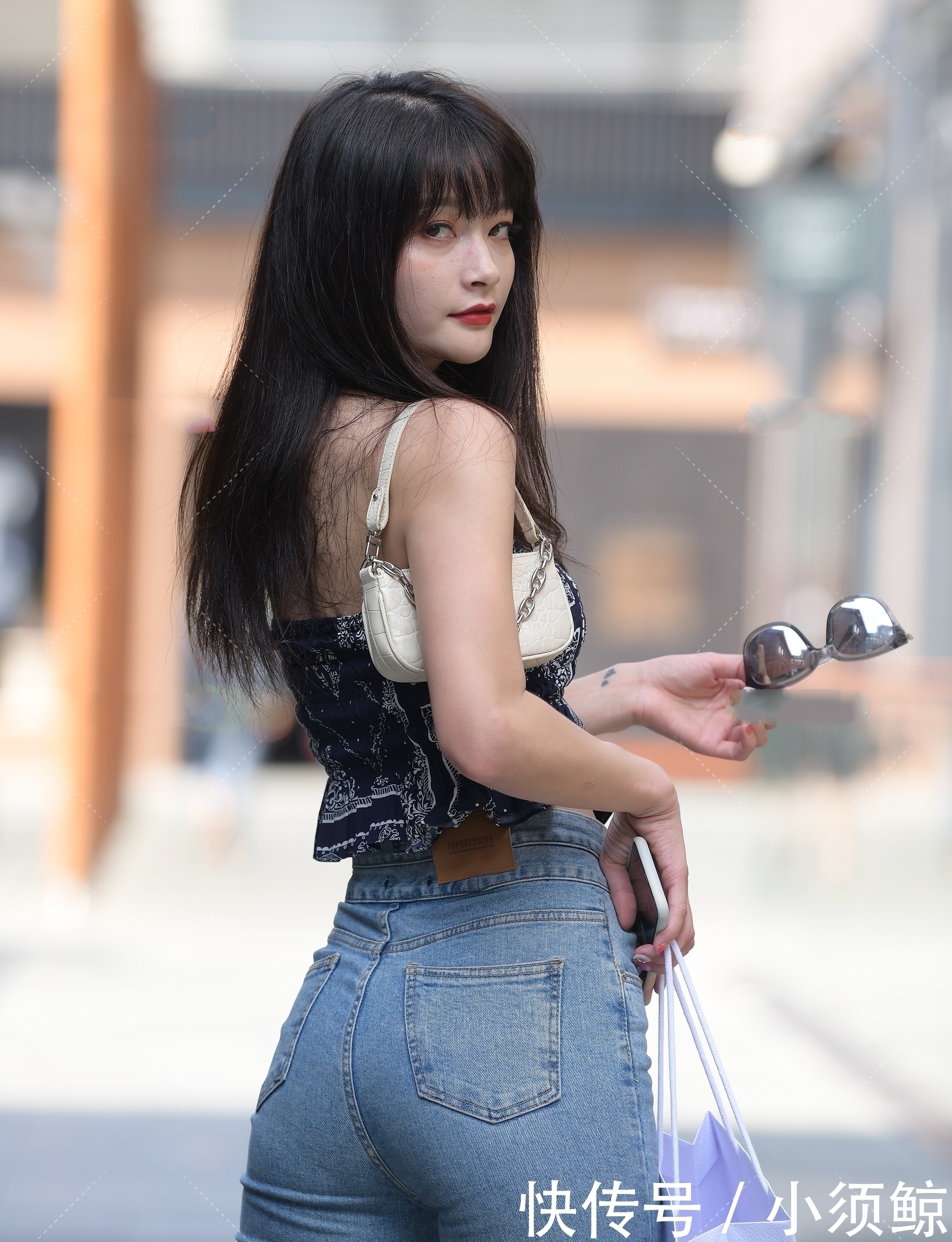 牛仔裤 复古花纹抹胸上衣搭配高腰牛仔裤,舒适贴身,时尚感十足