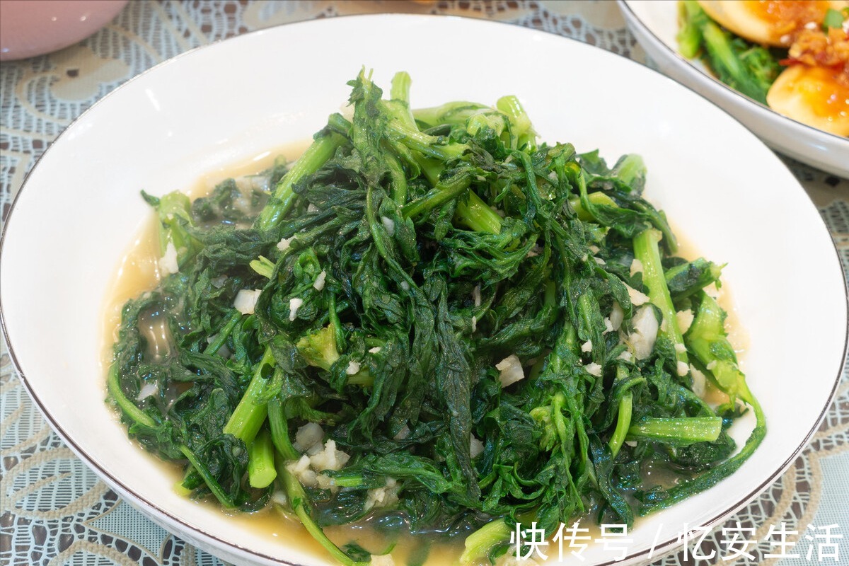蒜蓉茼蒿|夏天多吃此菜,钙含量比牛奶高,气味清香,清热解暑,营养又好吃