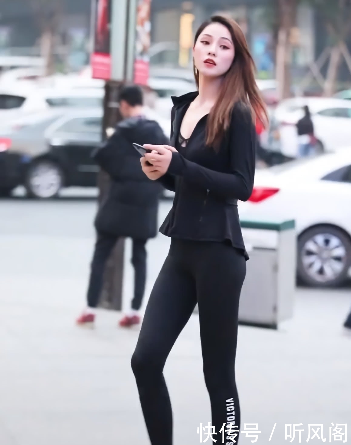 铅笔|小姐姐好任性,踩着两根“吸管”走路,却不小心火了“铅笔腿”!