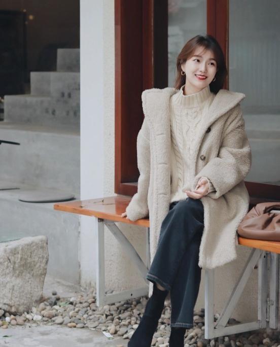 搭配 秋冬衣服别乱买，常备“高领衫”，搭配大衣、羽绒服都洋气