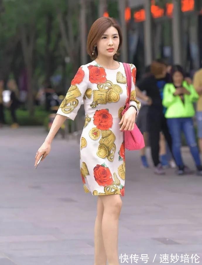 服饰|时尚减龄的连衣裙，搭配精致有型的高跟鞋，清新自然又温柔