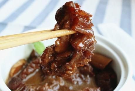 炖牛肉时,先焯水还是直接炖?学会这1招,牛肉软烂易嚼无腥味