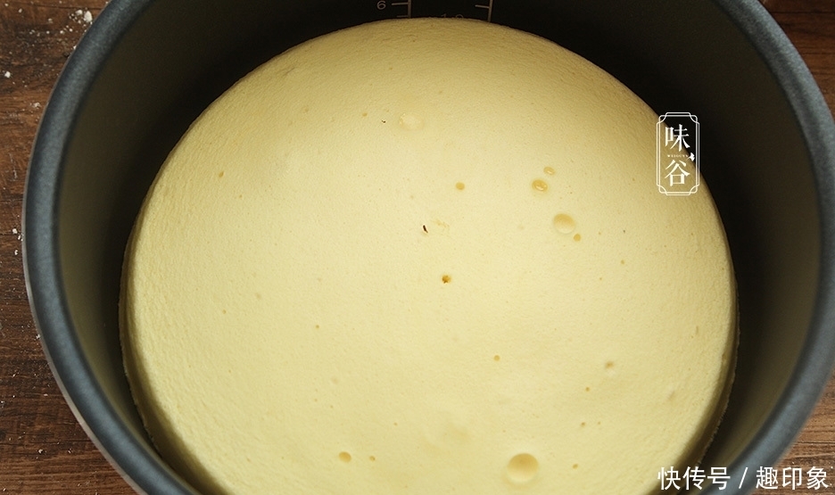 教你在家做蛋糕,掌握好小窍门,不塌陷不回缩,比烤的还要好吃