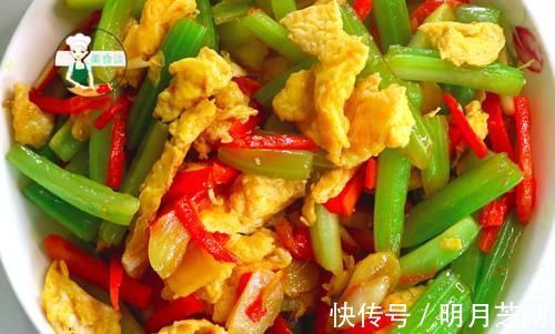 焯水|炒芹菜时,先焯水或直接炒都不对,牢记三个技巧,芹菜脆嫩不塞牙