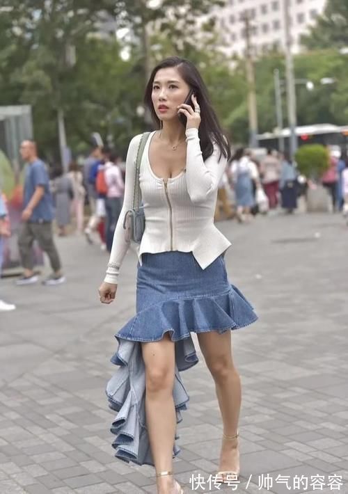 美女 上了年纪的鱼尾裙美女,轻松穿出美腿,尽显性感身姿