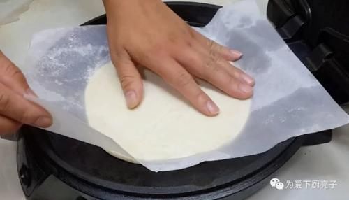 面团|烙饼这样做才好吃,开水一烫,张张柔软又劲道,比手抓饼还好吃