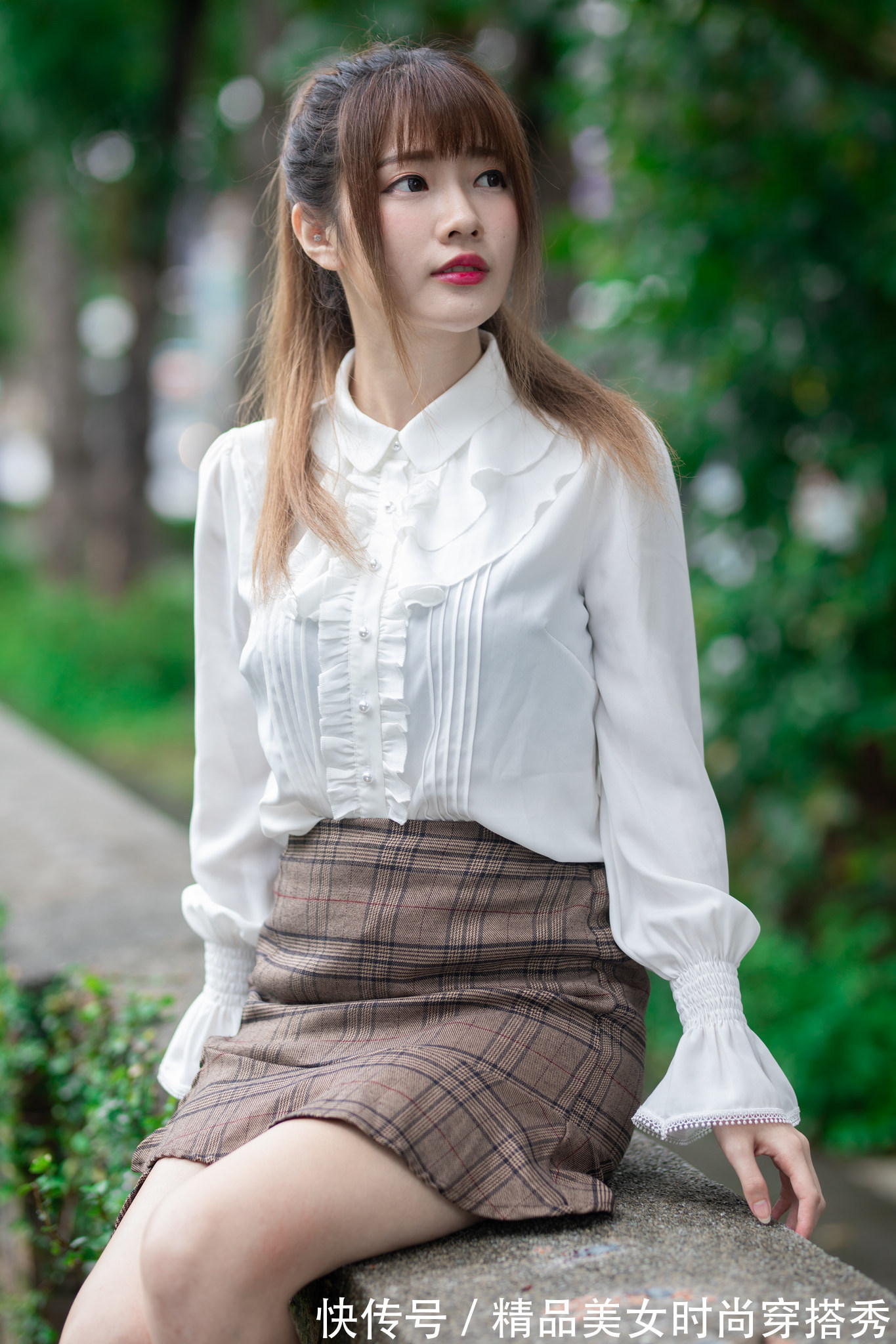 衬衫 白色衬衫搭配格子半身裙，温婉好搭，甜美范十足