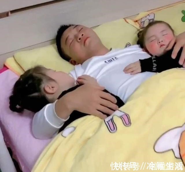 男孩子|爸爸“左拥右抱”两个女儿入睡,镜头转到儿子时,妈妈瞬间急了