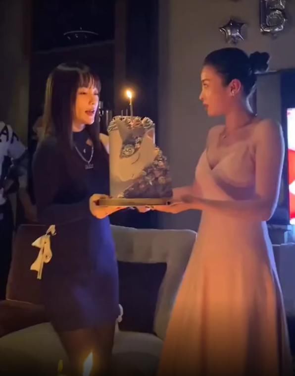李小璐为好闺蜜庆生，暖心为闺蜜捧蛋糕，闺蜜意外撞脸马苏
