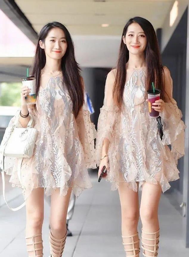 魅力四射|双胞胎姐妹搭配风格魅力四射,泡泡袖网纱连衣裙,又纯又欲