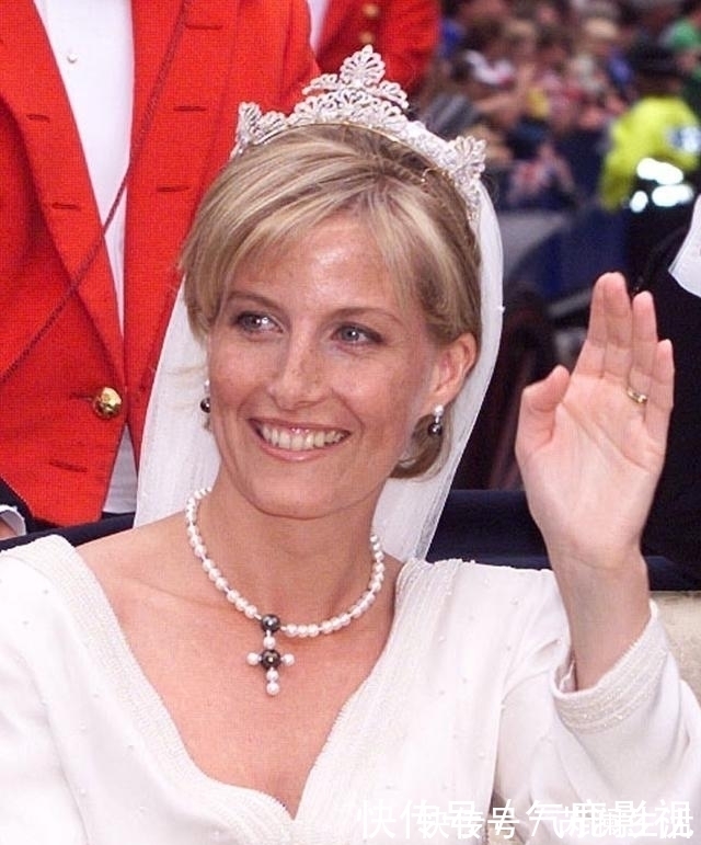 英国王室|如果女人只能拥有一件珠宝，那一定是珍珠！盘点英国王室珍珠珠宝