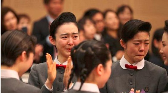 日本宝冢音乐学校举行毕业典礼 清纯女学生靓丽养眼 快资讯
