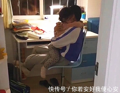 妹妹|哥哥正在写作业,妹妹突然哭着跑过去,妈妈在一旁笑着记录了一切