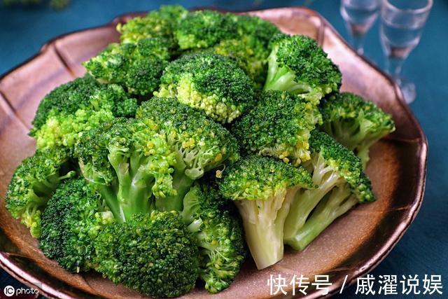 美味|炒西兰花,有人焯水,有人浸泡,都不对,饭店大厨这样做,太美味