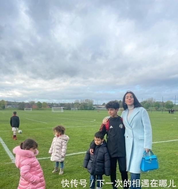 职业球员|后妈堪比亲妈!乔治娜挺孕肚现身球场助阵迷你罗,连C罗都羡慕了