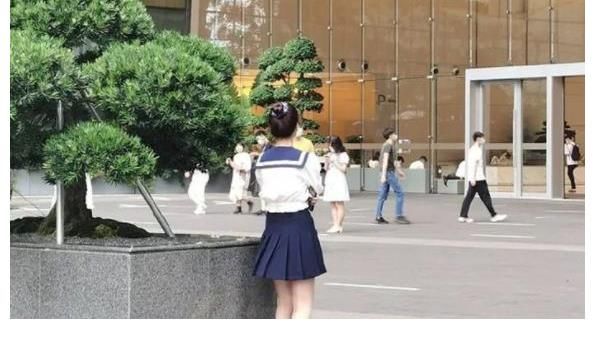 心動4|《心動4》嘉賓線下被偶遇，麥穗颯美，小孔變JK少女，女3造型好辣