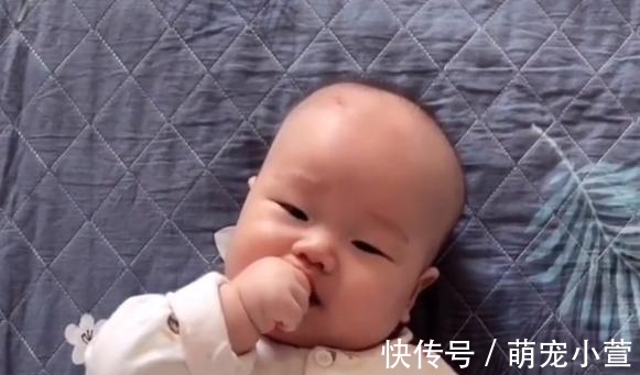 入睡|宝宝练习自主入睡的三个“信号”，宝妈打好“配合”，睡觉不用哄