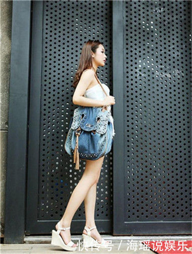 街拍卷发美女搭配牛仔单肩包,小姐姐的侧脸颜值非常高