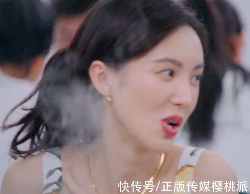 张萌|《中餐厅》再现混乱剪辑，金晨发型连环跳戏，同一场景频繁切换