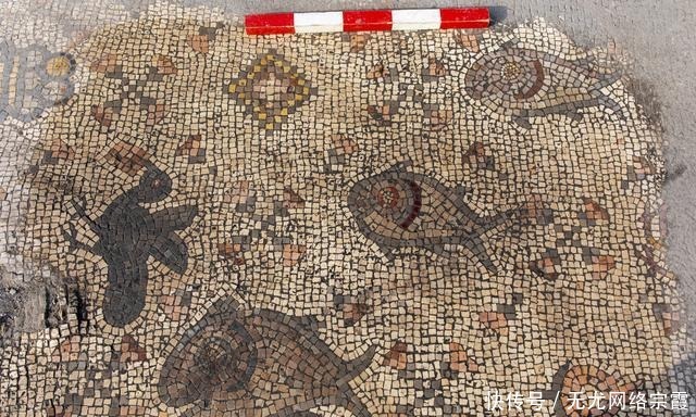 挖出|“五饼二鱼”多了一条鱼:考古学家挖出地砖图,与圣经传说不同