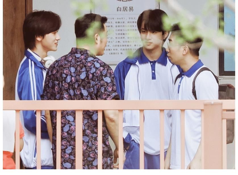 养眼|《萌探》最新路透,以为宋亚轩够养眼,却被穿校服的刘耀文帅迷糊