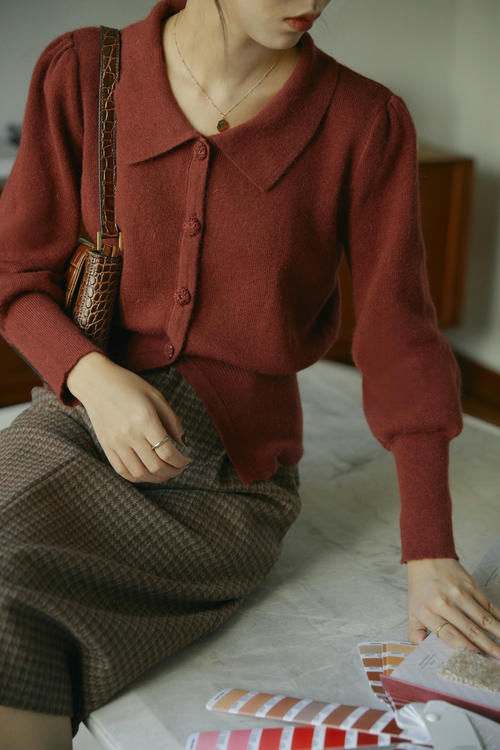 今年流行“复古小开衫＋半身长裙”，早春这么穿显瘦，优雅有气质