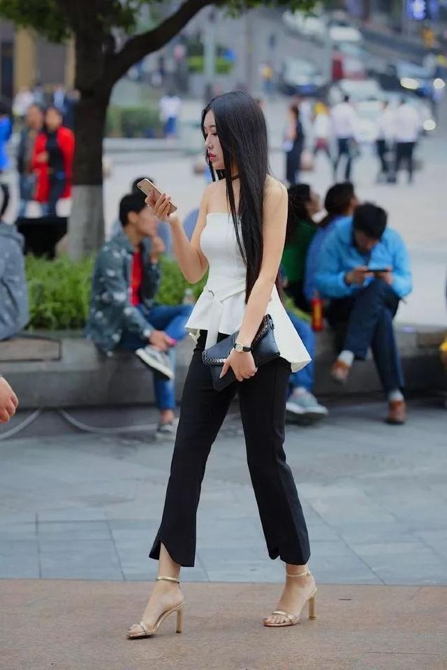 街拍身材高挑的小美女,身穿双层连衣裙,气质优雅十足