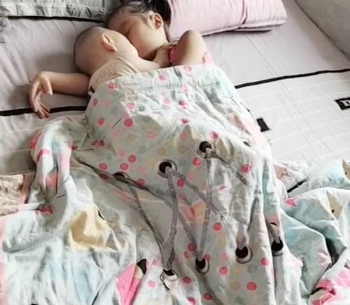 以为姐姐和弟弟睡着了,妈妈掀开被子看到这画面,瞬间心都暖化了