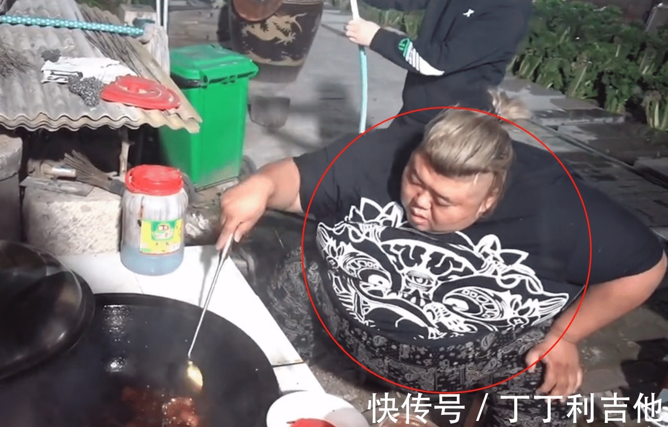 胖成“球”還吃!近600斤的胖猴仔吃海鮮自助,稱要給老板上一課