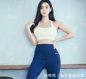 露脐|时尚街拍,灰色的露脐紧身T恤衫,走路自带气质,养眼又好看