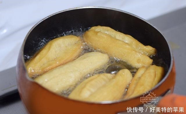 炸油条根本没难度，我每次都成功，都是这个配方好，我现在告诉你