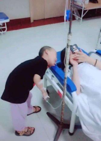 老人|“最懒爷爷”走红,陪孙子打点滴却“霸占”床位,宝妈脸都黑了