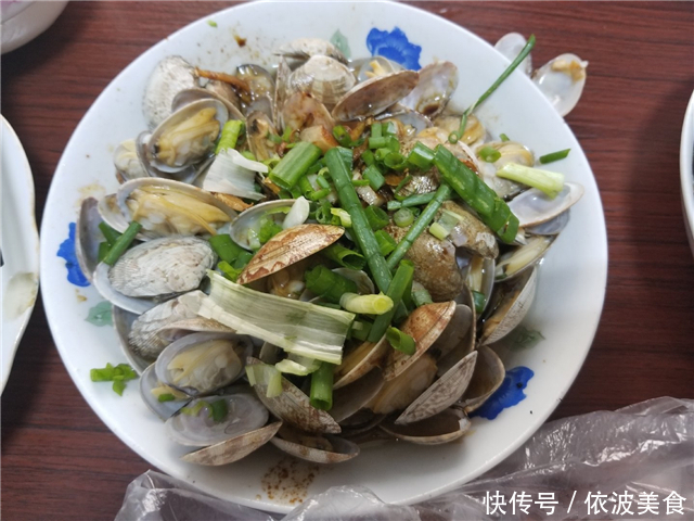 陪男友回老家,准婆婆亲自下厨庆祝,上桌后我的筷子全程没停过!