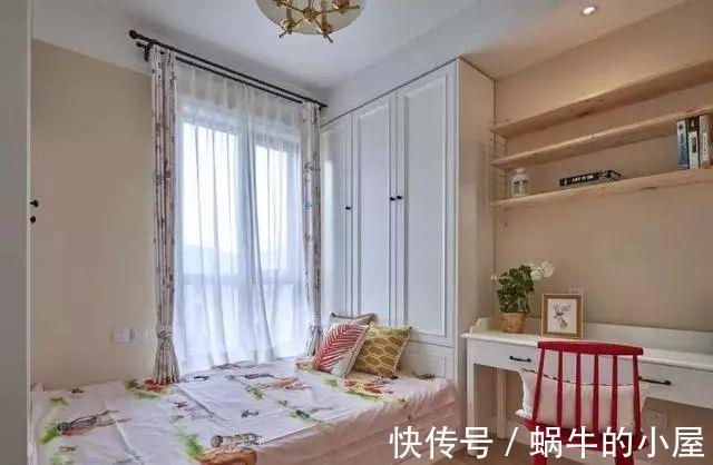 背景墙|参观朋友家的130㎡美式复式新房,刚进客厅,就感受到一股贵气!