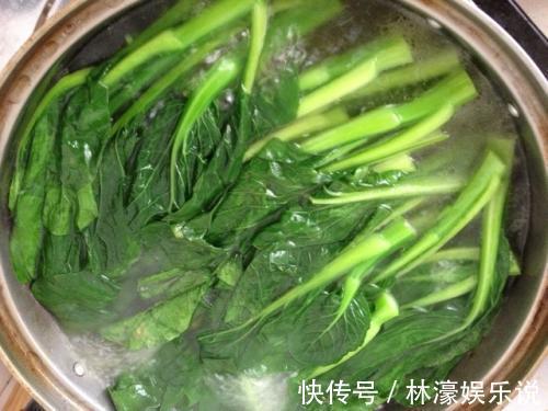 炒青菜时先放盐,还是出锅前再放盐吃错了浪费营养,伤害心血管