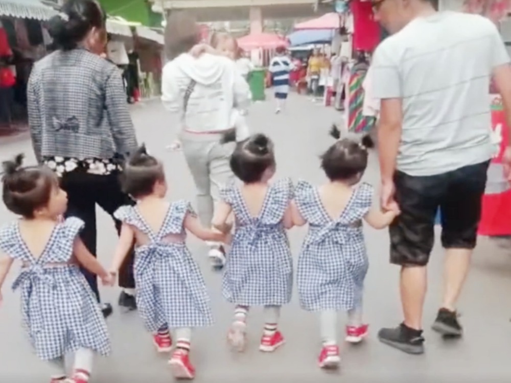 逛街|爸爸带四胞胎女儿逛街，众人投来无数羡慕的目光，网友：太幸福了