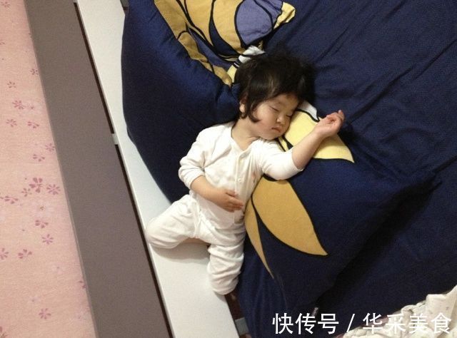 危险|宝宝趴着睡觉,有助于大脑发育吗?难怪那么多宝宝喜欢趴着睡
