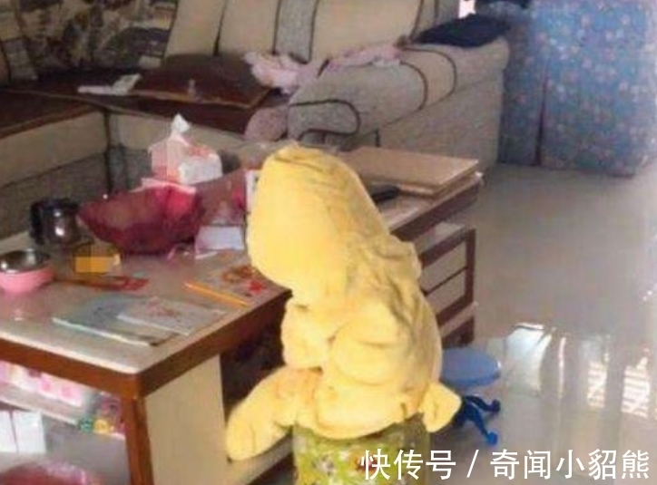 看书|妈妈发现儿子反常的坐着看书,走过去细看,接着哈哈笑不停