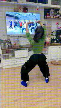 |搞笑GIF趣图:伴娘好不容易抢到捧花,都幸福得站不稳了