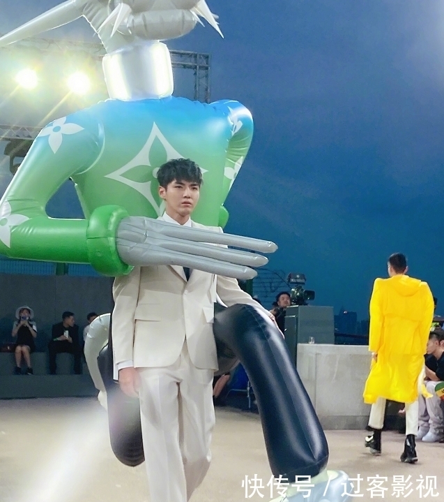吴亦凡被芒果台抢去,搭配杨超越开潮流体验馆,难怪缺席新说唱